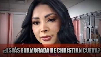 Con una sonrisa nerviosa, Pamela