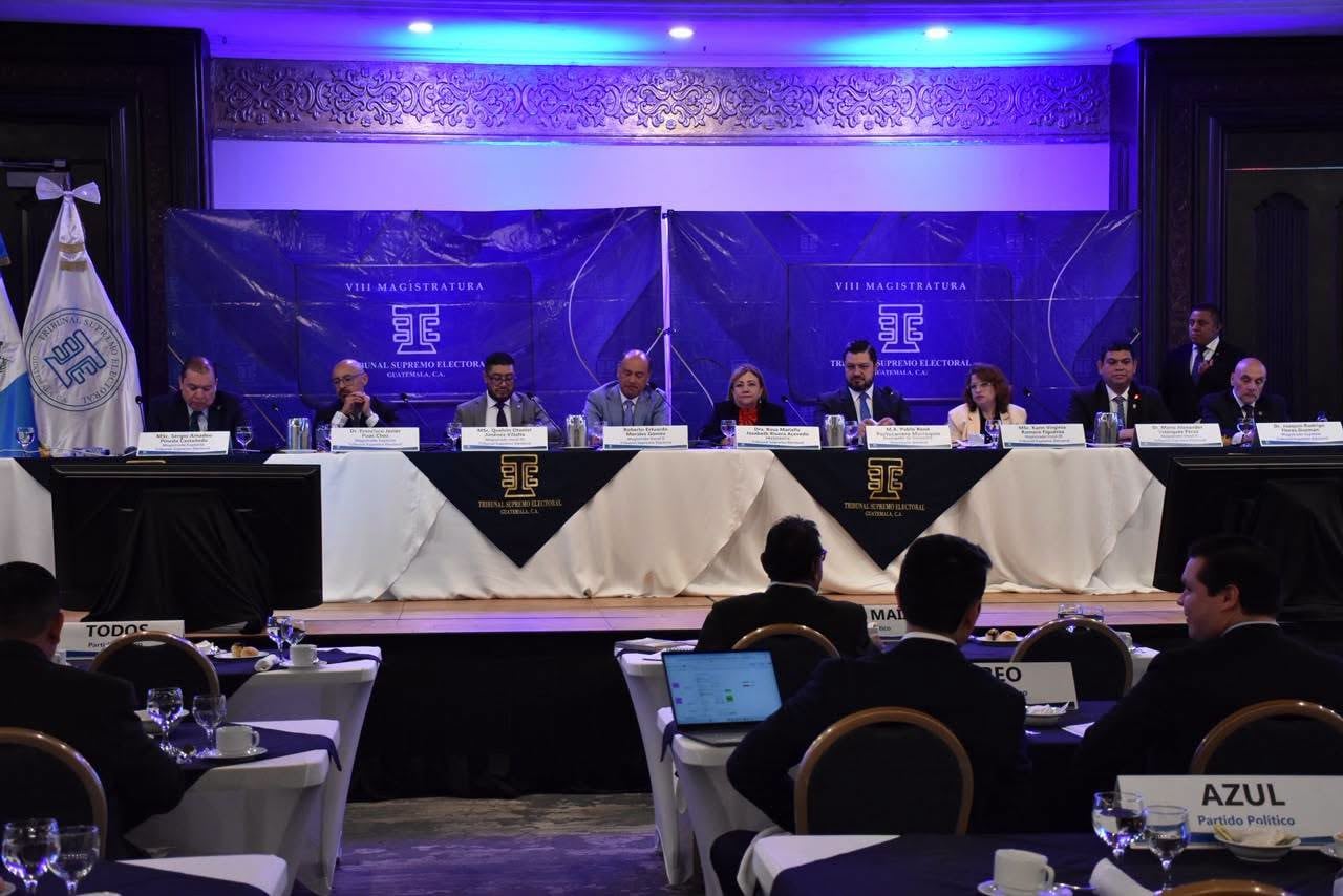 El Tribunal Supremo Electoral de Guatemala encabeza una sesión de trabajo con delegados de diversos partidos políticos en un salón de actos. (TSE Guatemala)