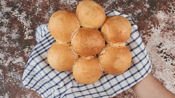Cómo hacer pan de cuchara, una receta facilísima para un bollo esponjoso que se prepara sin amasado