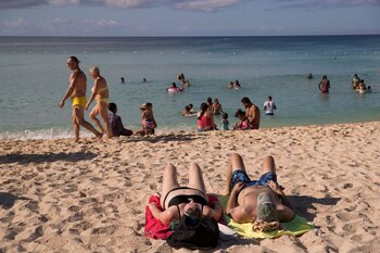 Grupos de personas disfrutan la