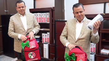 Diputado del PRI regala mochilas