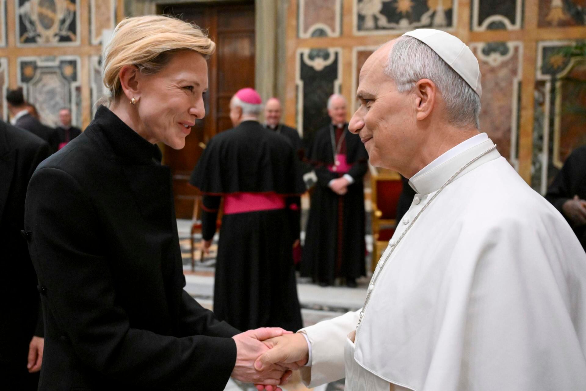 El papa León XIV saludando a la actriz Cate Blanchett EFE/EPA/Vaticano)