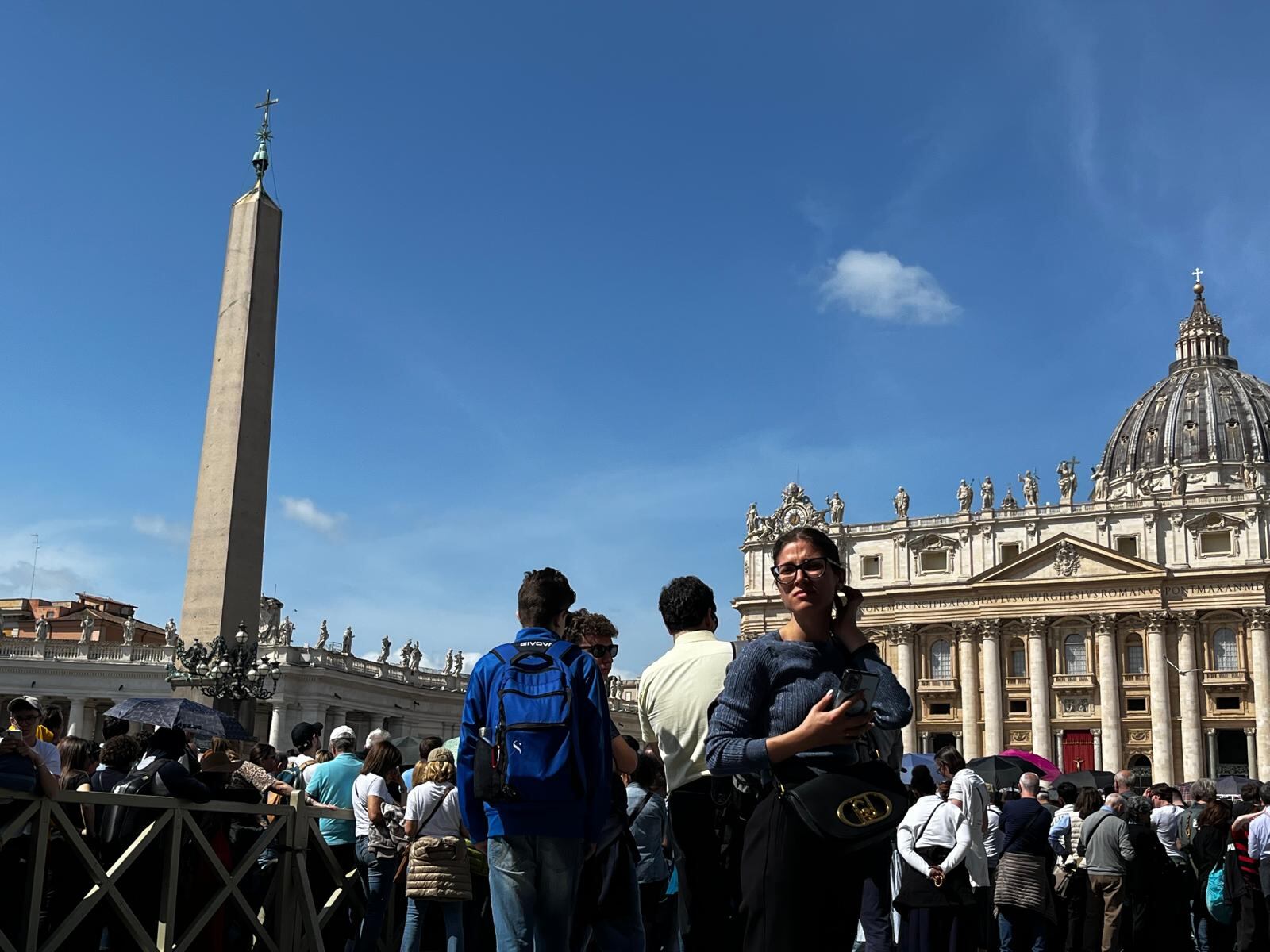 Colas en el Vaticano para entrar a la capilla ardiente del papa Francisco. (Paola Bruni)