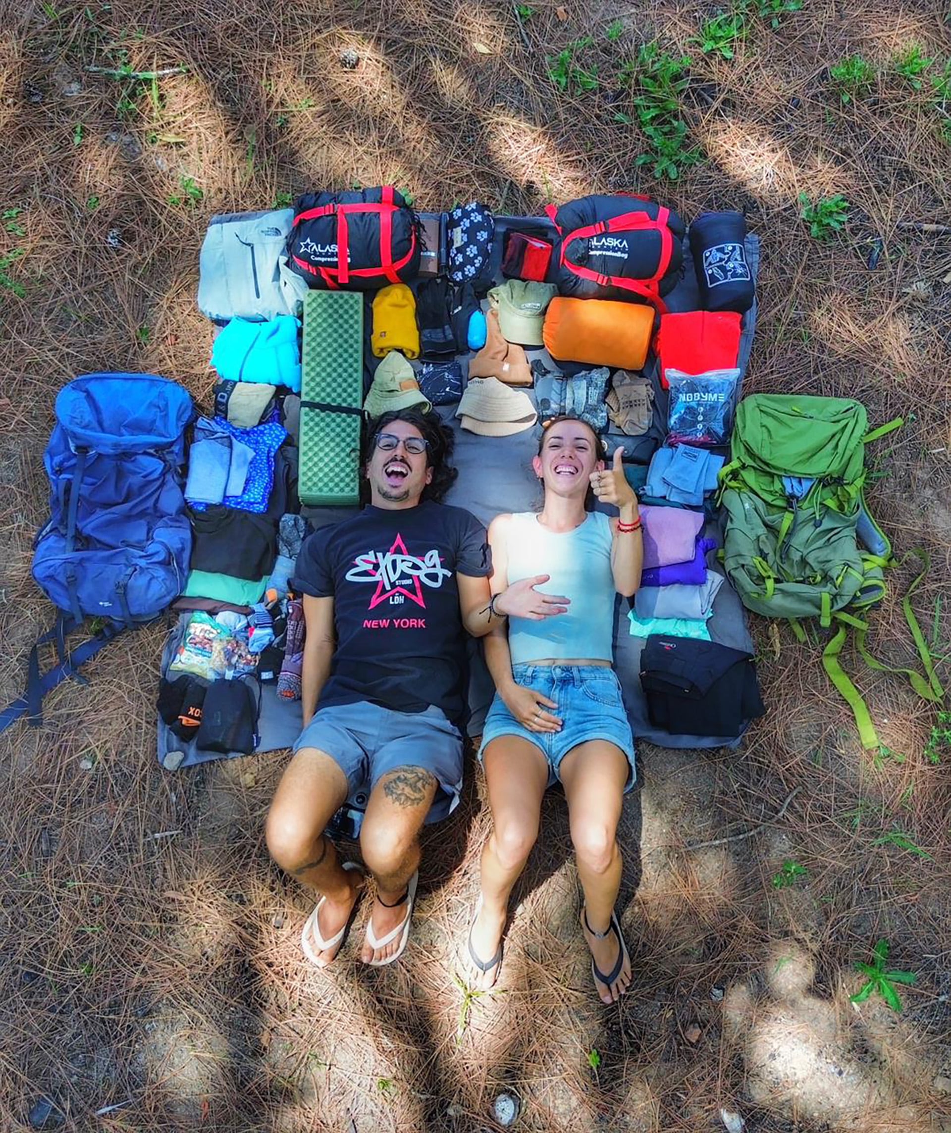 Malena y Andrés viajan con muy poca ropa (@lanetaenviaje)