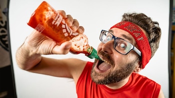 Comió 25 de los chiles más picantes del mundo en tres minutos y rompió un récord Guinness