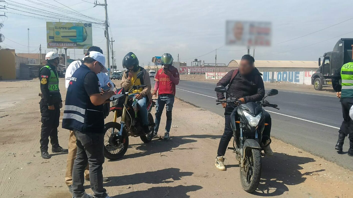 Inspectores de Migraciones y agentes de la Policía Nacional intervienen a motociclistas en una carretera de Chiclayo durante un operativo de seguridad. (Migraciones)