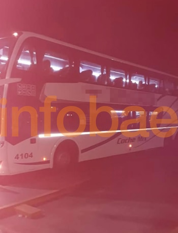 Autobús blanco de doble piso con luces encendidas y pasajeros visibles por las ventanas; se distingue el número 4104 y el texto Coche Mix en el lateral