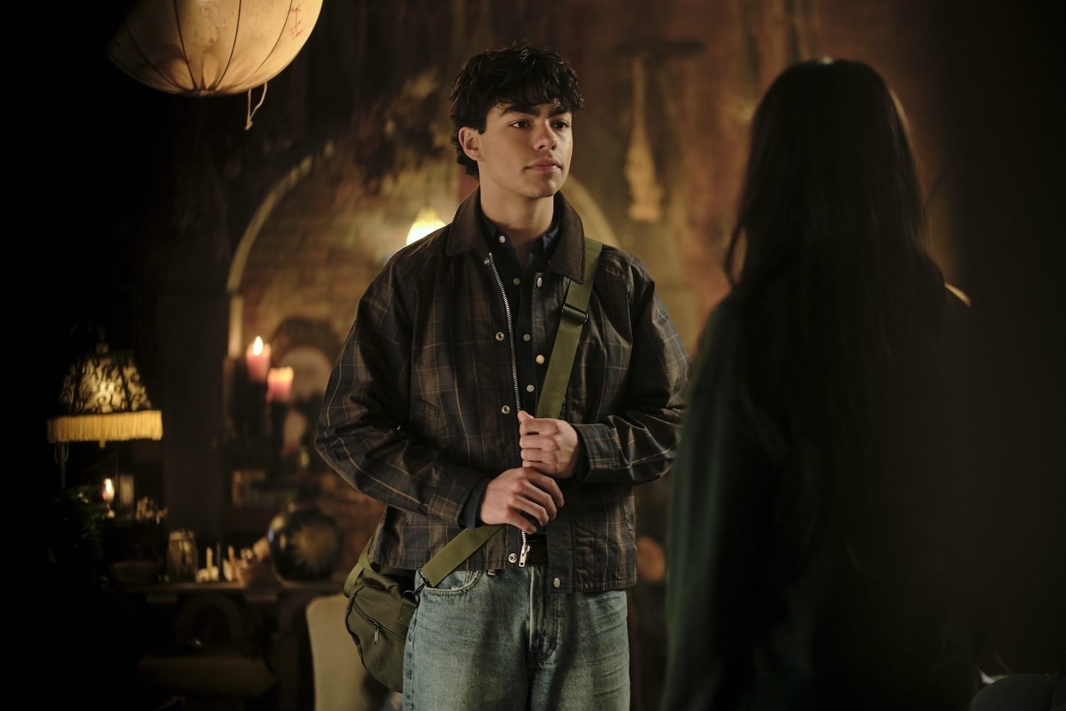 Malachi Barton encarna a Jake, un brujo cuyas decisiones generan tensiones dentro de la academia. (Disney+)