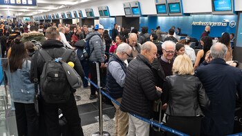 Largas filas en Aeroparque en