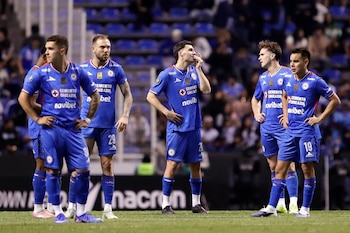 Jugadores del Cruz Azul reaccionan este martes, en un juego por los cuartos de final de la Copa de Campeones de la Concacaf entre Cruz Azul y LAFC en el estadio Cuauhtémoc en Puebla (México). EFE/Hilda Ríos