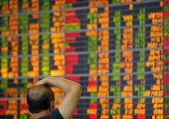 Un inversor tailandés observa un