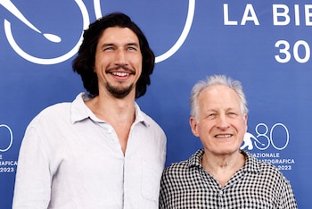 El director Michael Mann junto a Adam Driver en el Festival de Venecia. (Créditos: REUTERS/Guglielmo Mangiapane)