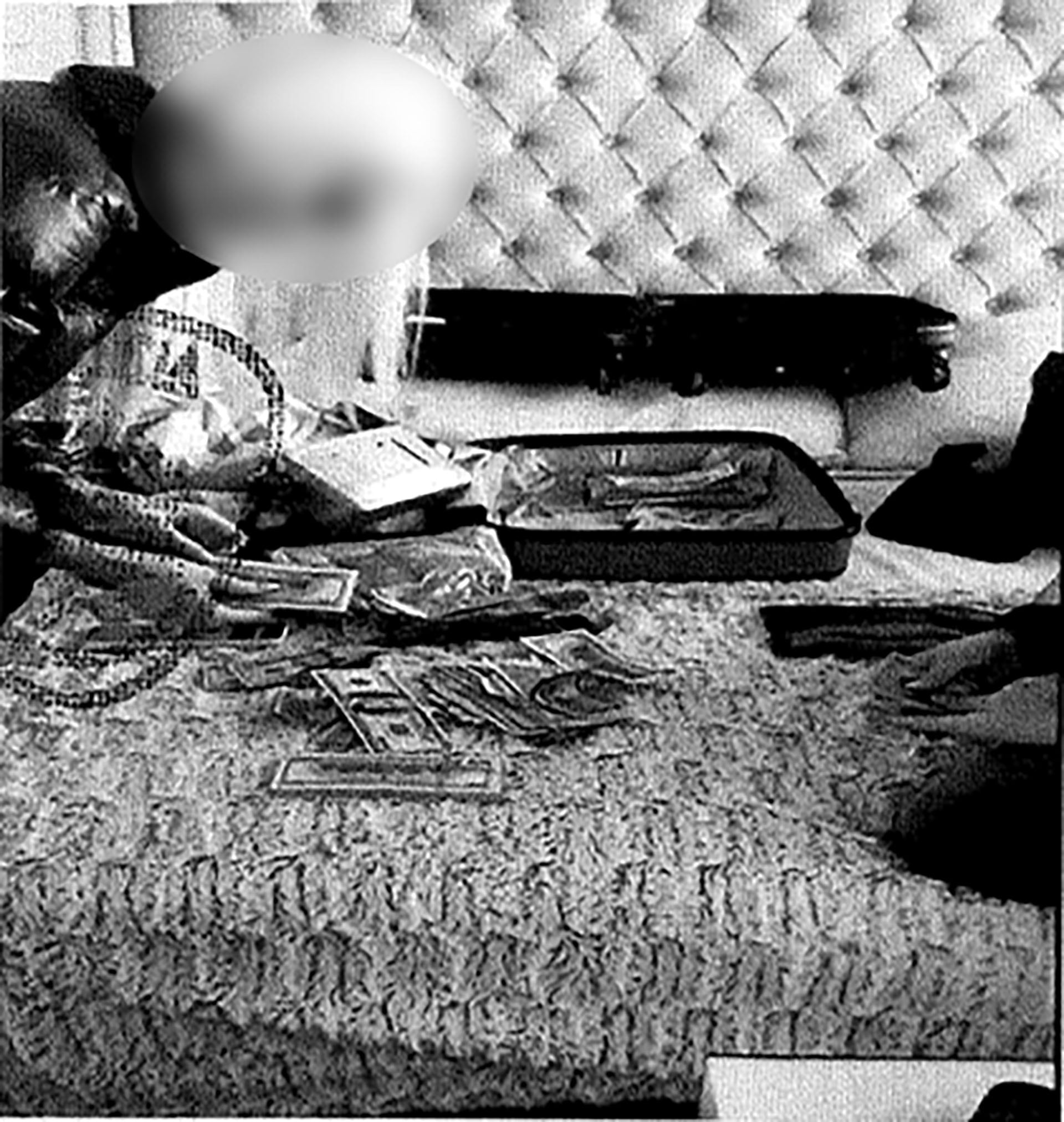 La testigo del caso cuenta dinero en la cama de Emmily hora después de su muerte