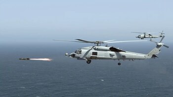 Un helicóptero MH-60R, disparando un