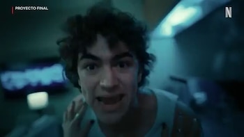 Joven de cabello rizado con boca abierta y camiseta clara mira a cámara. Fondo oscuro con luces. Texto 'PROYECTO FINAL' y logotipo de Netflix