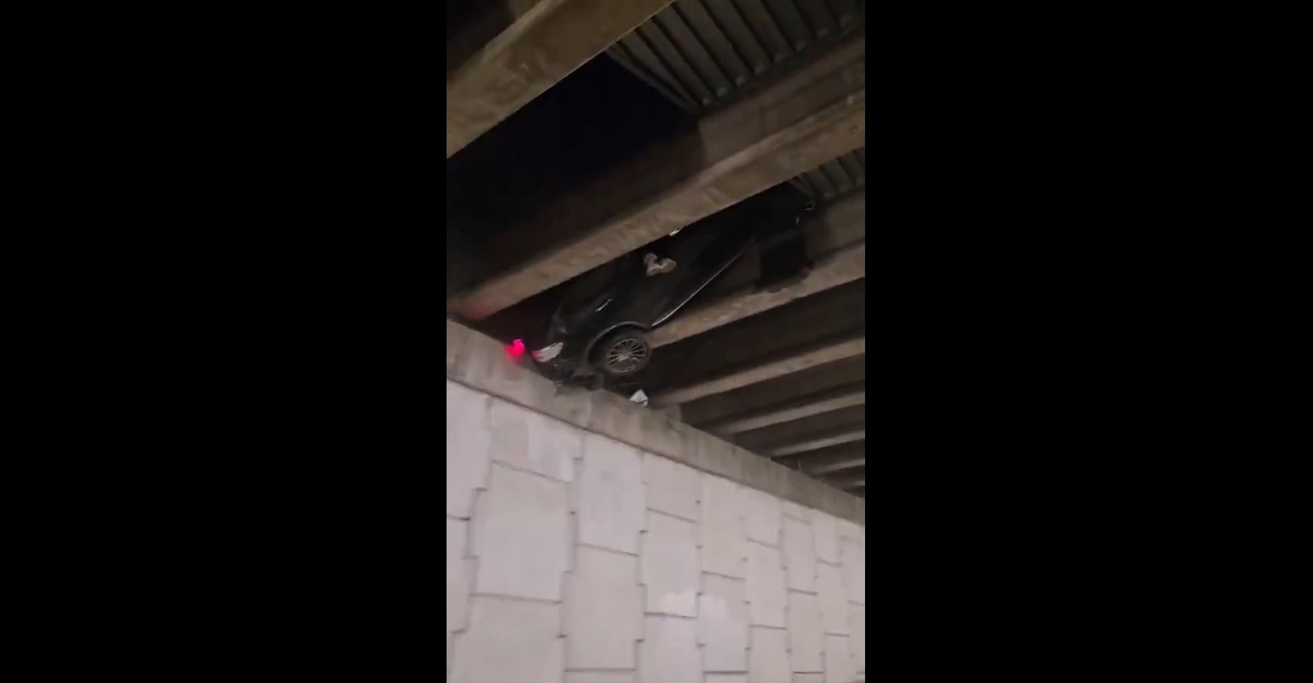 El Mercedes-Benz quedó atrapado a unos seis metros de altura entre vigas de hormigón del viaducto, fuera de la vía elevada (Captura de video)