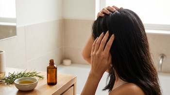 El aceite de romero que puede ayudar a controlar la caspa y fortalecer el cabello, según la UNAM