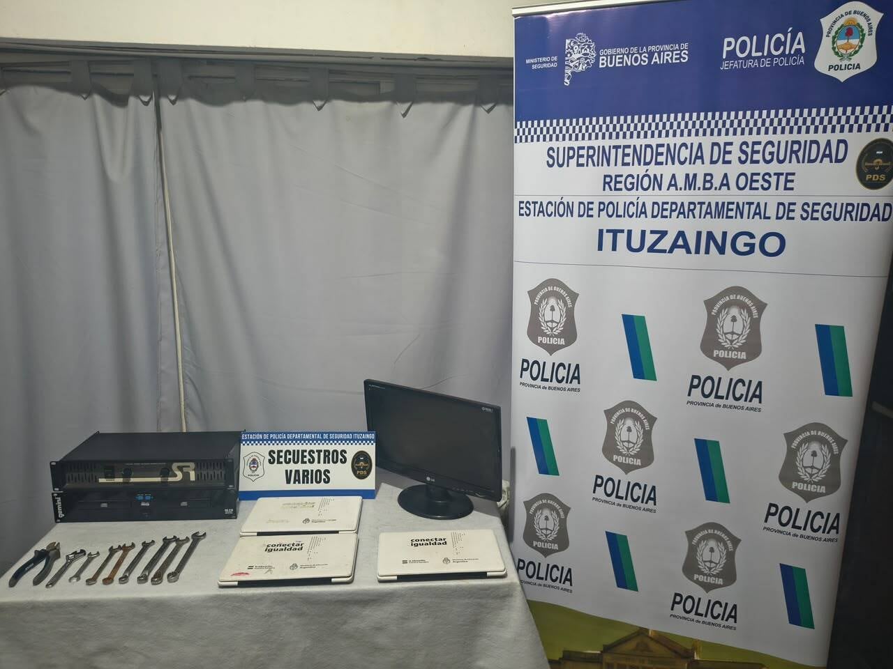 La Policía secuestró tres notebooks del programa Conectar Igualdad, dos consolas de sonido, un monitor de computadora y herramientas