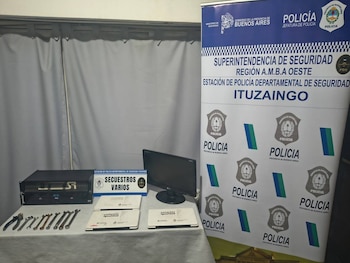 La Policía secuestró tres notebooks del programa Conectar Igualdad, dos consolas de sonido, un monitor de computadora y herramientas