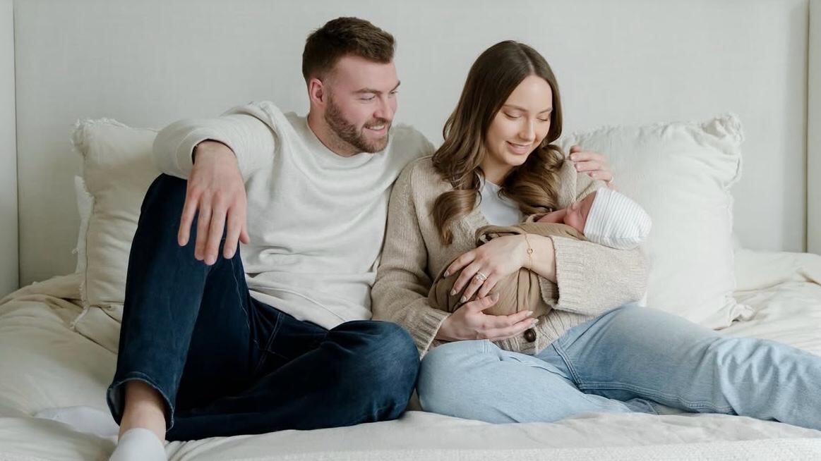 En una entrevista exclusiva para People, Hailie Jade reveló cómo la maternidad transformó su vida, con el acompañamiento de su esposo Evan McClintock (Instagram @hailiejade)