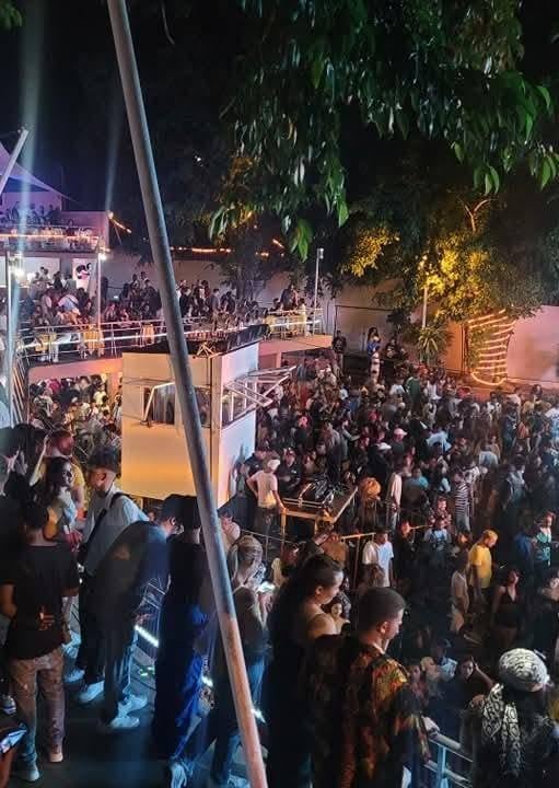 Las grabaciones en redes sociales mostraron la densidad del público, aunque no revelaron la causa de la avalancha. (Cortesía: Redes sociales)