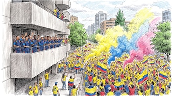 Jugadores de la selección Colombia en balcones de un hotel saludan a una multitud de hinchas con banderas, humo de colores y camisetas amarillas en una calle.