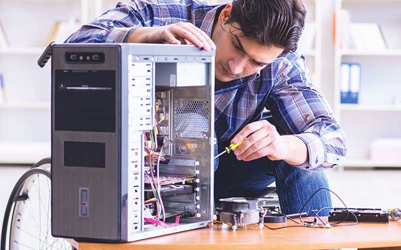 Una proporción significativa de las plazas está dirigida a especialistas del sector tecnológico, en particular en campos relacionados con sistemas, desarrollo de software e infraestructura digital. Foto: difusión