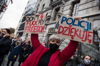 28/10/2020 Manifestaci�n contra las nuevas restricciones de la ley del aborto en Varsovia, Polonia..
La oposici�n denuncia que la Polic�a ha agredido y arrestado a algunos de sus diputados durante las protestas VARSOVIA, 19 (DPA/EP) Miles de personas han renovado las protestas contra la reforma del aborto en Polonia y han salido de nuevo a las calles de la capital, Varsovia, en medio de una gran presencia policial. Los agentes han utilizado gases lacrim�genos para repeler las "agresiones" dirigidas hacia a ellos por un grupo de manifestantes.
POLITICA EUROPA POLONIA INTERNACIONAL EUROPA
ATTILA HUSEJNOW / ZUMA PRESS / CONTACTOPHOTO