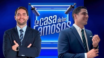 Dos hombres sonríen frente a un logo que dice 'La Casa de los Famosos' sobre un fondo azul, con dos cámaras de seguridad arriba.