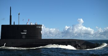Miembros de la tripulación son vistos a bordo del submarino ruso K-211 Petropavlovsk-Kamchatskiy de la Marina. Sputnik/Alexei Druzhinin/Kremlin vía REUTERS