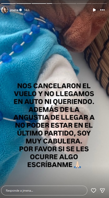 Pantallazo de historia de Instagram de jmena con texto sobre cancelación de vuelo, fondo de tela azul, rosario azul, tela blanca y cesta