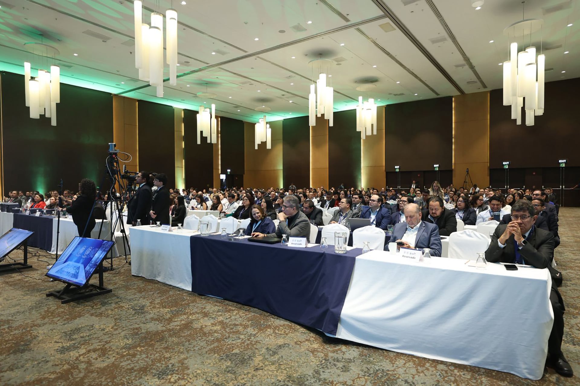 Participantes del congreso sobre la ley de lavado de dinero en Guatemala, organizado por la Asociación Bancaria y la Escuela Bancaria de Guatemala, discuten aspectos clave de la legislación. (Organismo Legislativo de Guatemala)