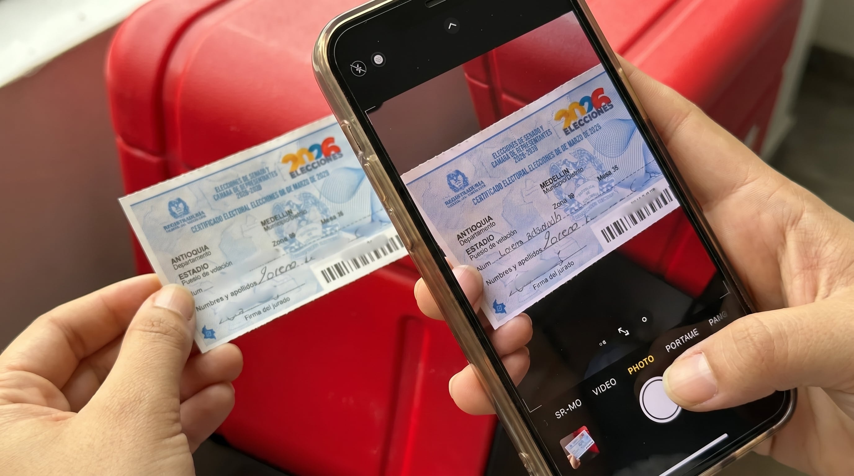 La mayoría de ciudadanos toman una foto del certificado electoral para luego publicarla en diferentes plataformas. (Imagen Ilustrativa Infobae)