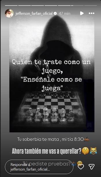 Publicación de Instagram en blanco y negro con la silueta de una persona encapuchada y un tablero de ajedrez. Muestra texto y el perfil de Jefferson Farfán
