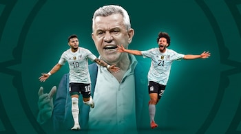Composición de un entrenador con cabello canoso y expresión intensa, entre los futbolistas Alexis Vega (dorsal 10) y César Huerta (dorsal 21) celebrando.