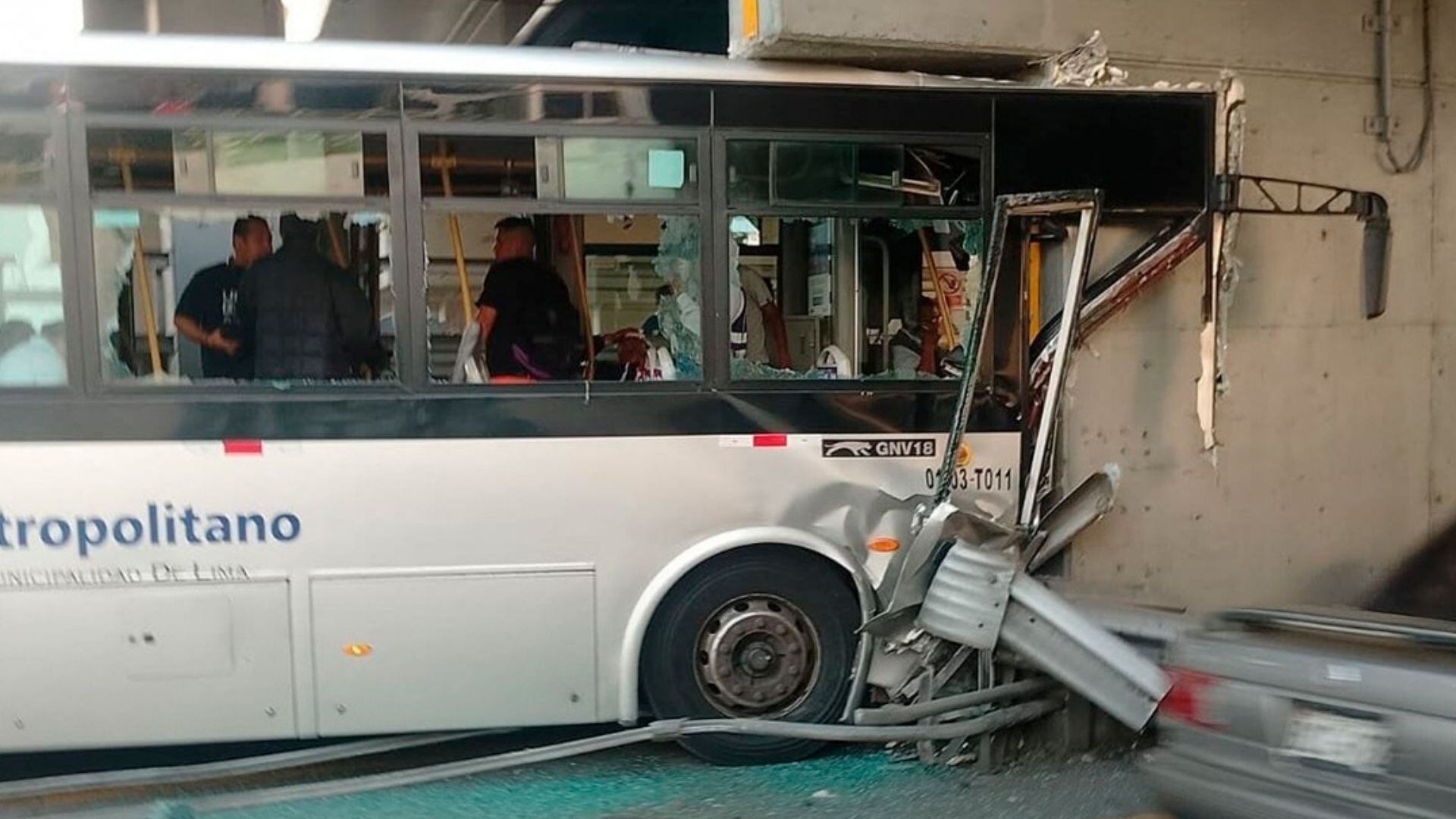 El accidente del bus del Metropolitano en Lima dejó al menos 30 heridos tras chocar violentamente contra la base del puente México. (Exitosa)