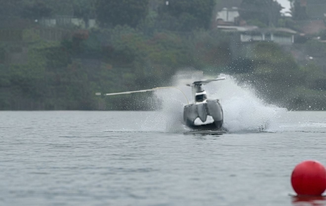 Un helicóptero privado con siete ocupantes cayó en las aguas del Lago de Atitlán durante una maniobra de aproximación en Panajachel. (Captura de pantalla)