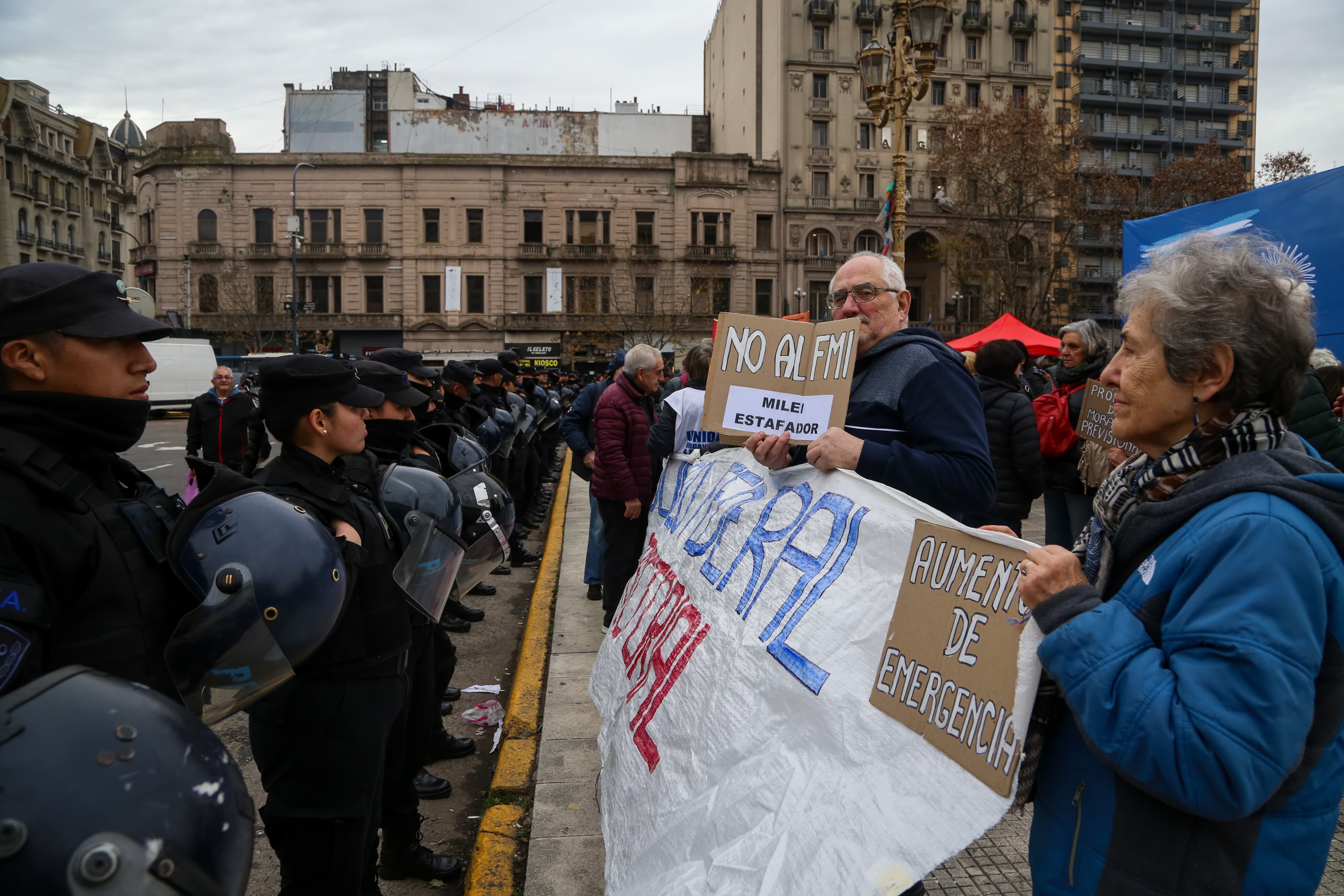 La Policía Federal realiza un control para que no se corte la calle en el Congreso (RS Fotos)