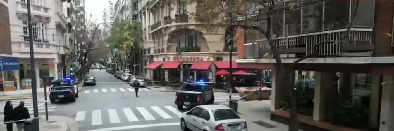 El Escuadrón Antibombas de la Policía de la Ciudad se desplegó en un edificio de Recoleta