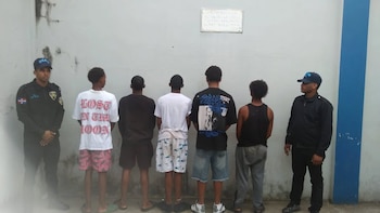 La Policía Nacional informó la detención de cinco personas por quemar a un gato en República Dominicana