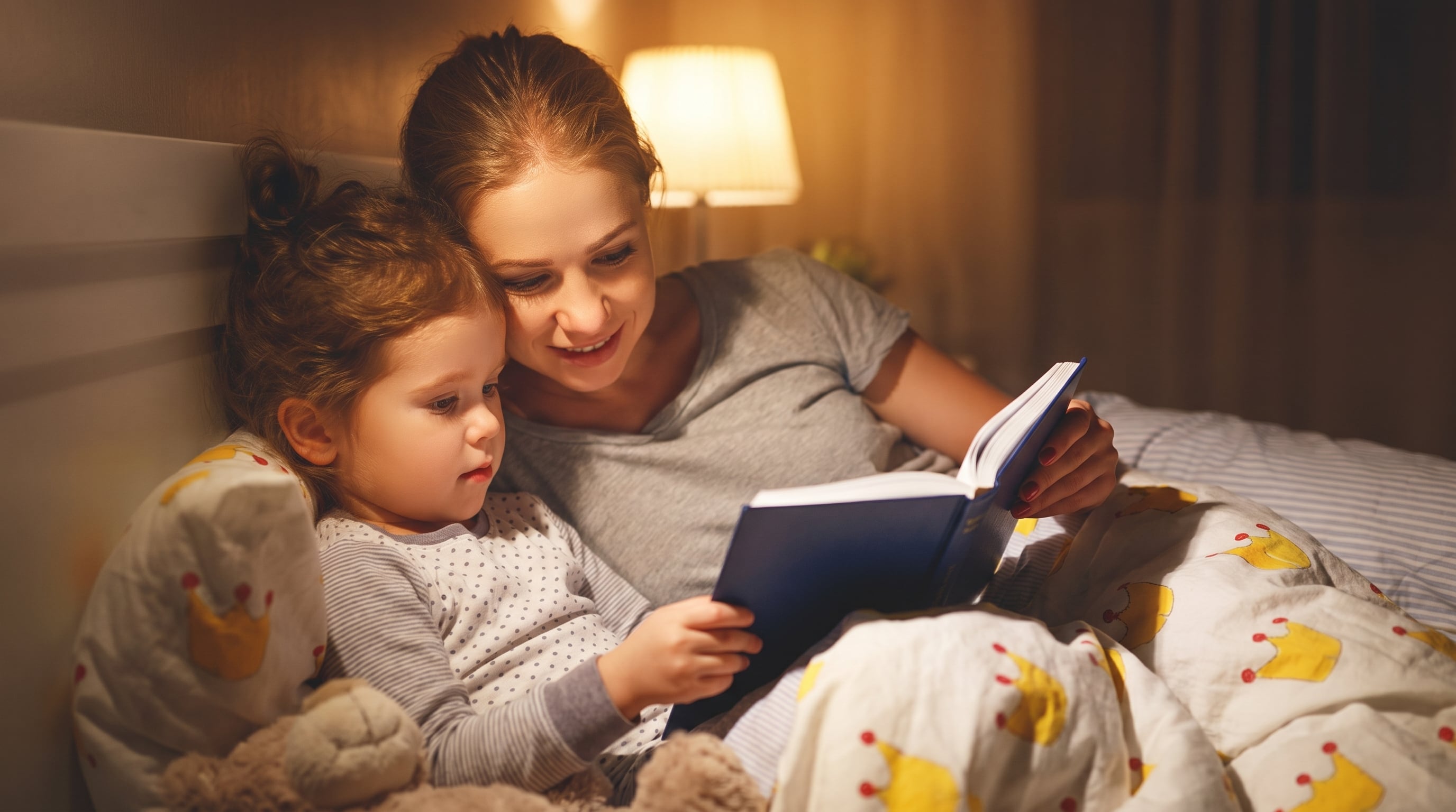 Leer, bañarse, escuchar música relajante, dibujar o conversar son actividades que pueden facilitar la transición al sueño en los niños (Imagen Ilustrativa Infobae)