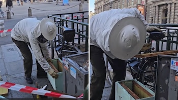 El apicultor quitando las abejas de la bicicleta