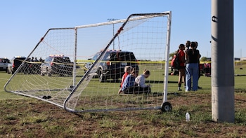 Liberaron sin cargos a la mujer implicada en la muerte de un niño y un hombre en un partido de fútbol juvenil en Kansas