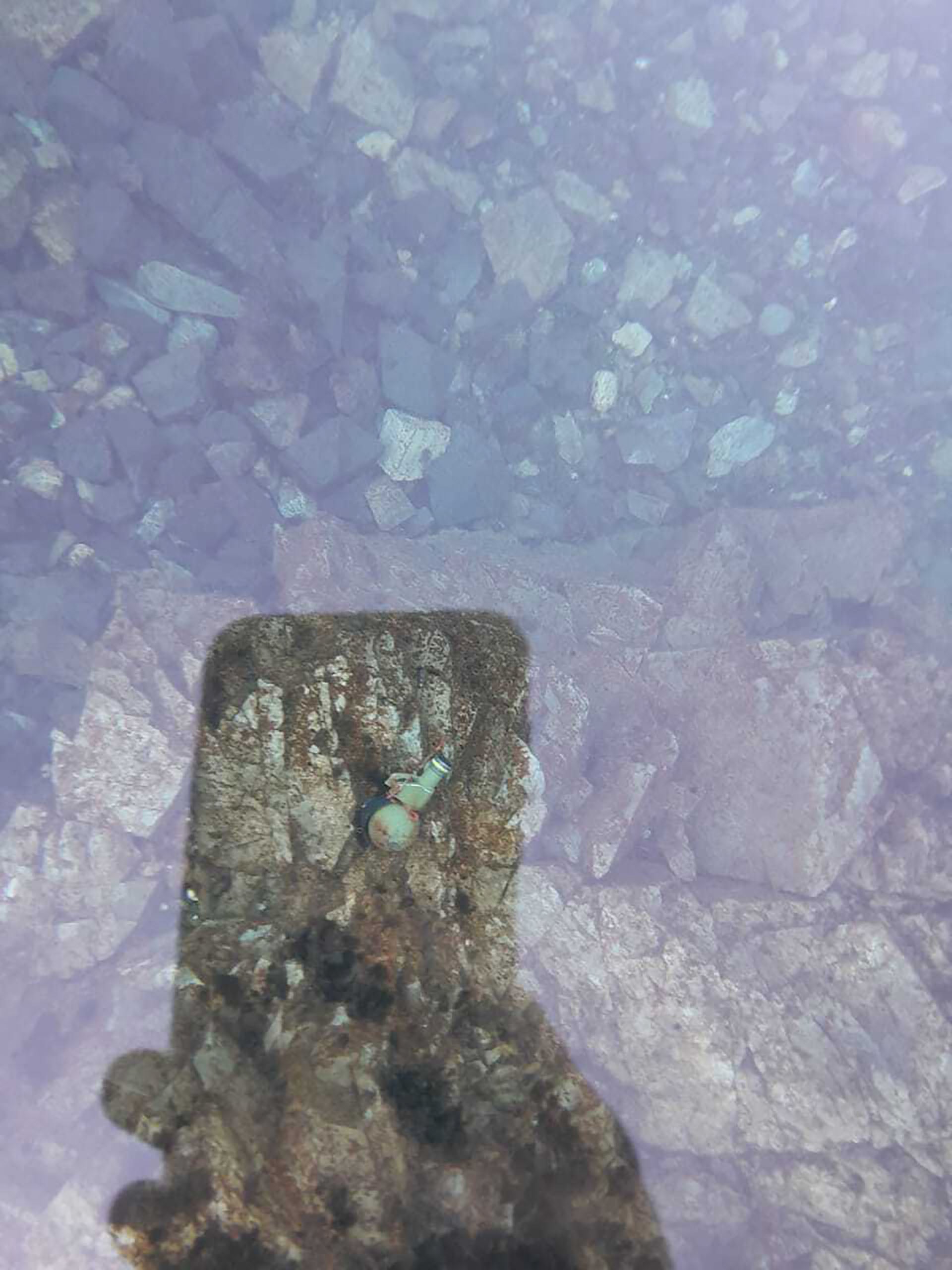 La foto tomada desde fuera del agua de la granada sumergida