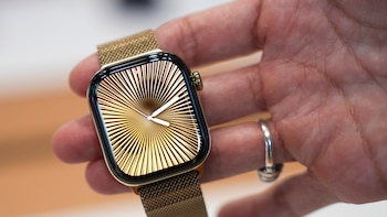 Logran lo que parecía imposible: conectan un Apple Watch a un celular Android por primera vez