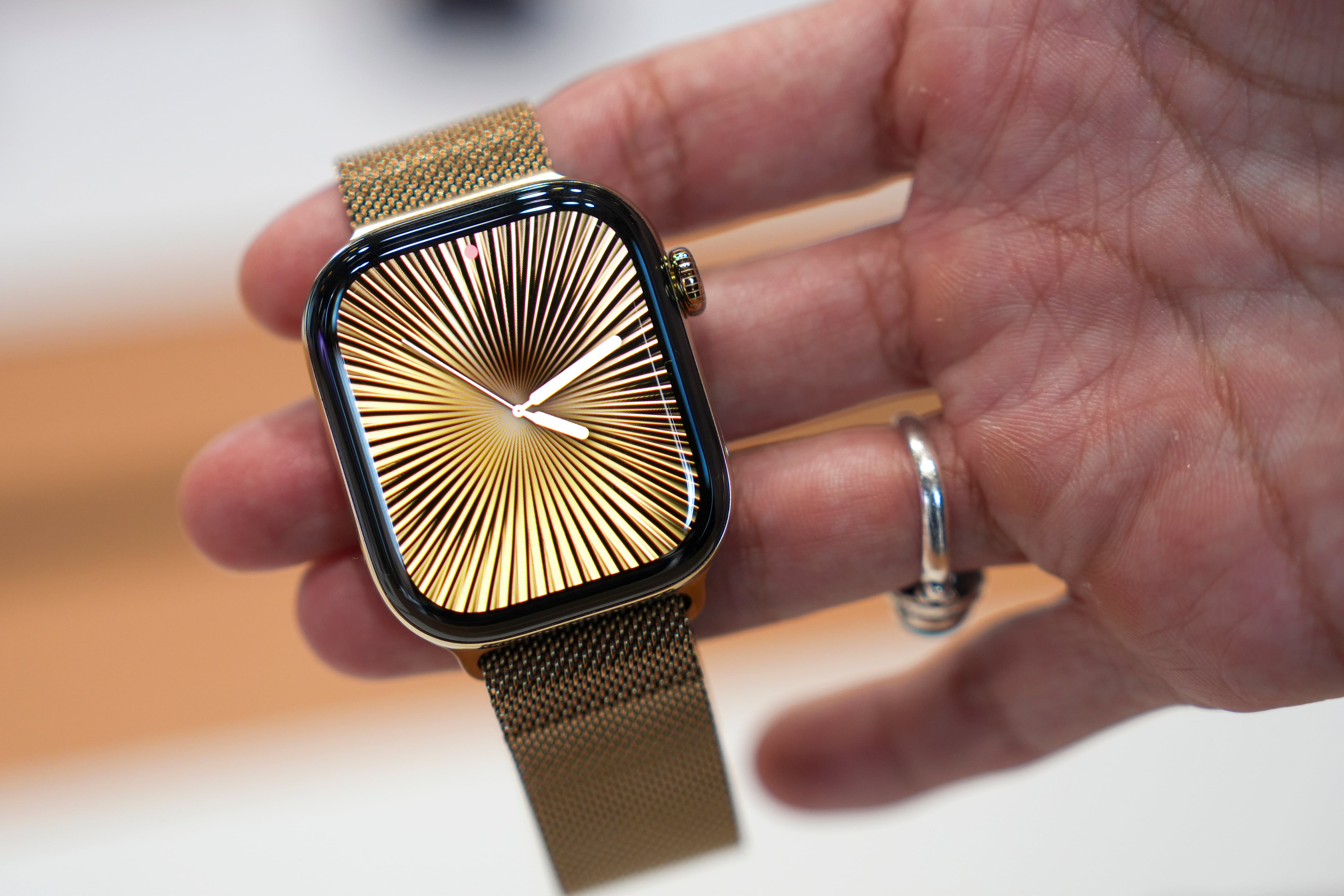 Logran lo que parecía imposible: conectan un Apple Watch a un celular Android por primera vez