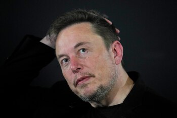 Los accionistas muestran una lealtad notable hacia Musk, incluso en momentos de decisiones controversiales. (Foto AP/Kirsty Wigglesworth, Pool, File)