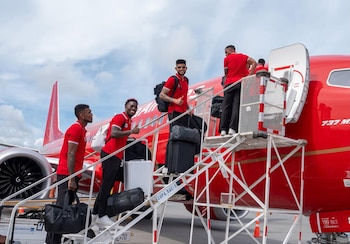 La delegación de Panamá recibió el apoyo de cientos de aficionados durante la despedida en el hotel de concentración y en el Aeropuerto de Tocumen. (Cortesía: FEPAFUT)