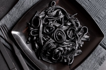 Pasta di nero. (Freepik)