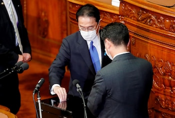 Fumio Kishida siendo investido como
